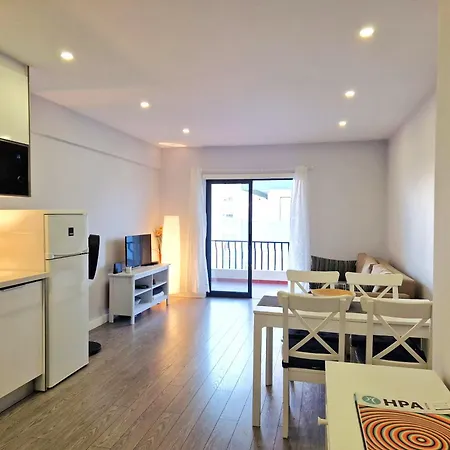 Flat Ac Balcony And View Картейра